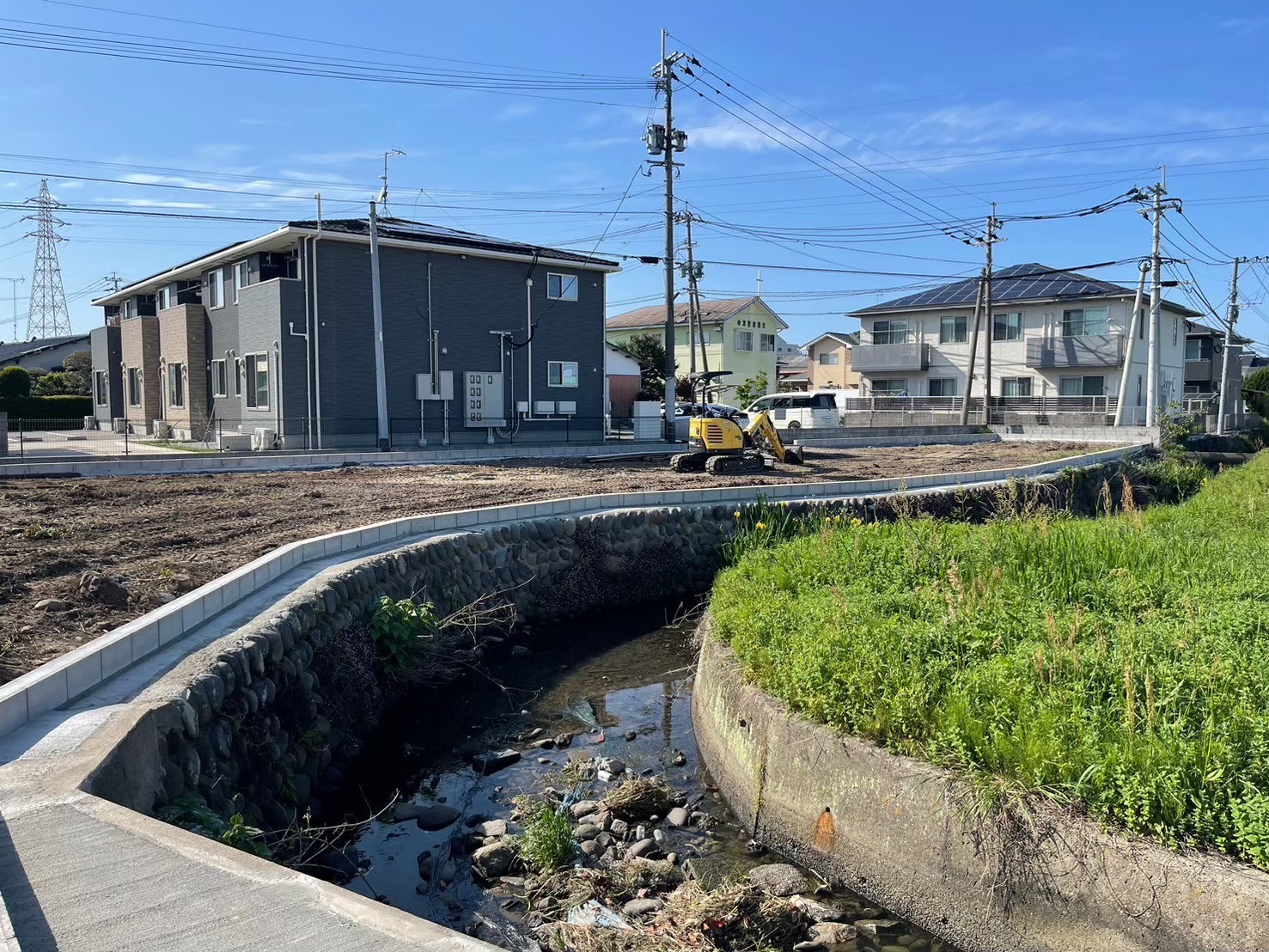 河川護岸・分譲地